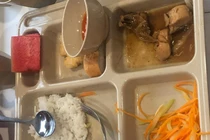 Trường Việt Úc cắt xén suất ăn học sinh: Hỏi đã “trục lợi” bao nhiêu tiền?