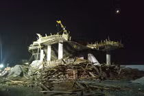 Sập giàn giáo 8 người bị thương: Công trình trái phép, bị đình chỉ, vẫn thi công