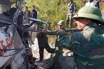 Xe chở đoàn từ thiện đâm vách núi ở Nghệ An, 2 người tử vong