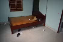 Bắc Ninh: Con chết bất thường ở nhà, cha lao đường tàu tự sát