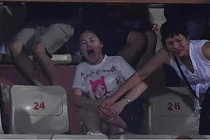 Fan nữ trúng pháo sáng CĐV Nam Định: Người ném pháo sáng có thể bị xử lý hình sự