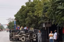 Hải Phòng: Xe Land Cruiser gây tai nạn liên hoàn, xe tải lật nhào