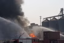 Hàng trăm người khống chế “biển lửa” vụ cháy kho chứa nhựa Công ty Phú Lâm