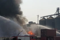 Hàng trăm người khống chế “biển lửa” vụ cháy kho chứa nhựa Công ty Phú Lâm