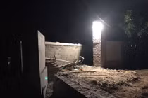 Quảng Ninh: Mái cổng đổ sập khi đang thi công, 2 người tử vong