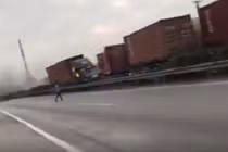Clip xe container lao sang đường ngược chiều, lái xe nhảy cabin thoát chết