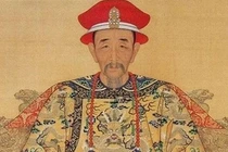 Khang Hi quỳ lạy khi 1 chữ trên bia mộ Khổng Tử bị che