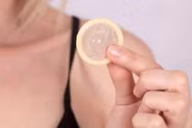 Mắc kẹt bao cao su suốt 3 tuần vì bạn trai thay đổi chiến thuật