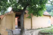 “Trước cửa có tam hồng, con cháu đời đời bần hàn”: Ba hồng là gì? 