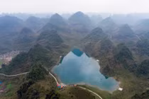 Hồ nước 'bốc hơi' bí ẩn sau tiếng động lớn trong đêm 