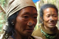 Kỳ dị bộ tộc phụ nữ có "mũi quỷ" mới dễ lấy chồng 