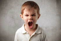 Cách hay giúp con giảm cơn cáu giận, ăn vạ