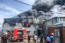 Cháy công ty may, 15 xe cứu hỏa được điều động dập lửa