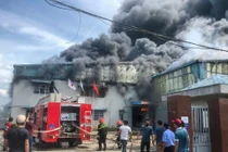 Cháy công ty may, 15 xe cứu hỏa được điều động dập lửa