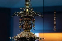 Đi nhặt tổ chim, 3 cậu bé tìm thấy hộp gỗ chứa báu vật