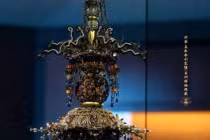 Đi nhặt tổ chim, 3 cậu bé tìm thấy hộp gỗ chứa báu vật