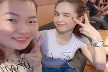 Ngọc Trinh không ngại ngần bưng thức ăn cho người giúp việc