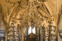 "Lạnh gáy" khi tới nhà thờ được trang trí bằng xương người