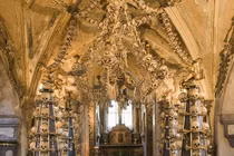 "Lạnh gáy" khi tới nhà thờ được trang trí bằng xương người