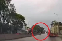 Video: Tài xế lái xe container “drift” như trong phim, 2 người thoát đại họa