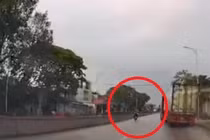 Video: Tài xế lái xe container “drift” như trong phim, 2 người thoát đại họa