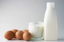 Ăn trứng và uống sữa cùng lúc vào bữa sáng có nguy hiểm không?