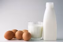Ăn trứng và uống sữa cùng lúc vào bữa sáng có nguy hiểm không?