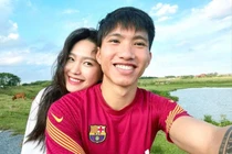 Đoàn Văn Hậu và bạn gái Doãn Hải My "tay trong tay" hẹn hò