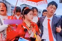 Trong ngày cưới, chú rể khóc lả đi vì lưu luyến gia đình