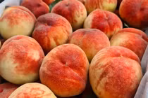 Bốn loại đào Trung Quốc đổ về chợ Việt, giá rẻ hơn rau 