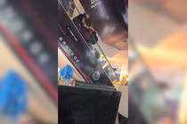 Thang cuốn gặp sự cố, nhiều người ngã đè lên nhau, la hét hoảng loạn