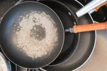 Chảo chống dính bị bong tróc, có nên dùng tiếp?