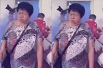 Hội bạn chơi khăm ở đám cưới, chú rể mặt đen xì bước ra khỏi phòng