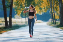 Vui nhộn kiểu đi bộ giật lùi, giảm cân cực kỳ hiệu quả