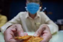 Vàng miếng SJC chạm mốc 68,8 triệu đồng