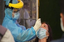 TP.HCM: Tiếp viên nữ trốn vào nhà vệ sinh tránh xét nghiệm COVID-19