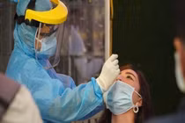 TP.HCM: Tiếp viên nữ trốn vào nhà vệ sinh tránh xét nghiệm COVID-19