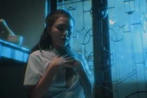 Nữ diễn viên nói về cảnh lộ ngực trong MV Hồ Quang Hiếu