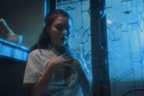 Nữ diễn viên nói về cảnh lộ ngực trong MV Hồ Quang Hiếu