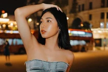 Cô gái Việt gây tranh cãi vì mặc quần jeans tự chế