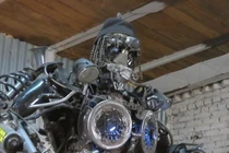 Video: Từ phế liệu bỏ đi, thợ cơ khí chế tạo thành bộ sưu tập robot