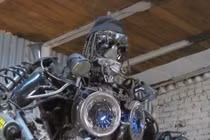 Video: Từ phế liệu bỏ đi, thợ cơ khí chế tạo thành bộ sưu tập robot