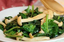 Thiếu máu lấy ngay 2 loại rau này xào, da hồng, mắt sáng 