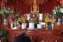 Bàn thờ dựa 2 hướng này gia chủ không đau ốm cũng khánh kiệt