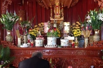 Bàn thờ dựa 2 hướng này gia chủ không đau ốm cũng khánh kiệt