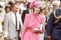 Những bộ trang phục giúp Công nương Diana trở thành biểu tượng thời trang