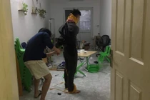 Chủ shop điện thoại bị cướp khống chế, xịt hơi cay