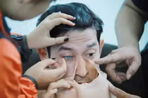 Đổ máu, động thai, ăn tát vì… đóng phim