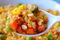 Rang cơm tơi, mềm cần nhớ cho thêm loại nước gia vị này