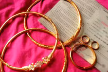 Anh trai cưới tôi tặng cả cây vàng, ngày tôi cưới anh trả 1 chỉ